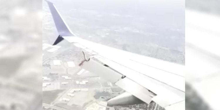 ABD'de uçuş sırasında bir uçağın kanadındaki flap kısmen koptu