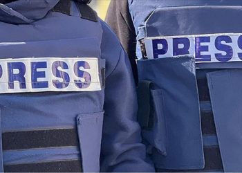 Katil İsrail'in kurşunuyla gözünü kaybeden Filistinli gazeteci gözaltına alındı