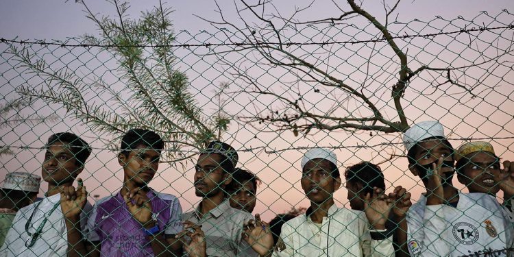 Hindistan, Rohingya mültecilerini denize attı iddiası