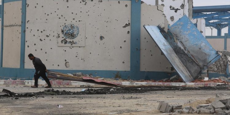 Gazzedeki UNRWA çalışanı İsrail yüzünden 19 kez yer değiştirmek zorunda kaldı