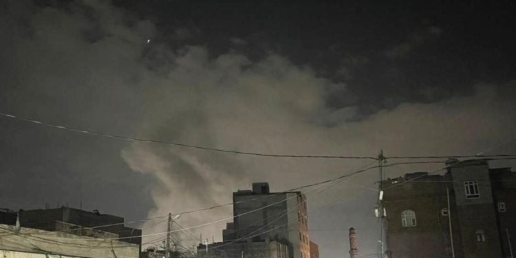 Soykırımcı İsrail Sana'ya hava saldırısı düzenledi: 2 ölü