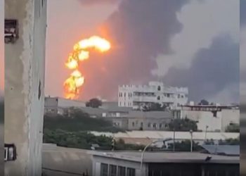 Katil İsrailin Yemende hayati önem taşıyan tesisleri hedef aldı: Sana karanlığa gömüldü