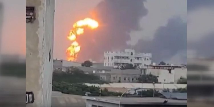 Katil İsrailin Yemende hayati önem taşıyan tesisleri hedef aldı: Sana karanlığa gömüldü