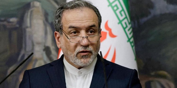 İran: Zenginleştirilmiş uranyum stokları bombalanan tesislerin altında kaldı