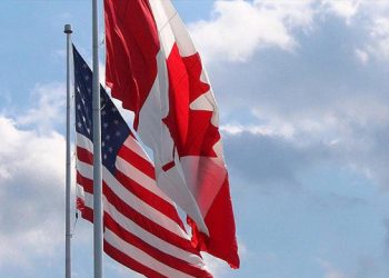 Amerikalı turistler Kanadalı taklidi yapıyor: Bayrak kopyalama oyunu