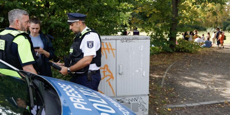 Berlin'de araç kalabalığa daldı: 4 yaralı