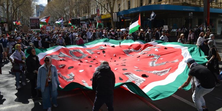 Avustralyalılar, katil İsrail'in Gazze'ye saldırılarını 100 haftadır protesto ediyor