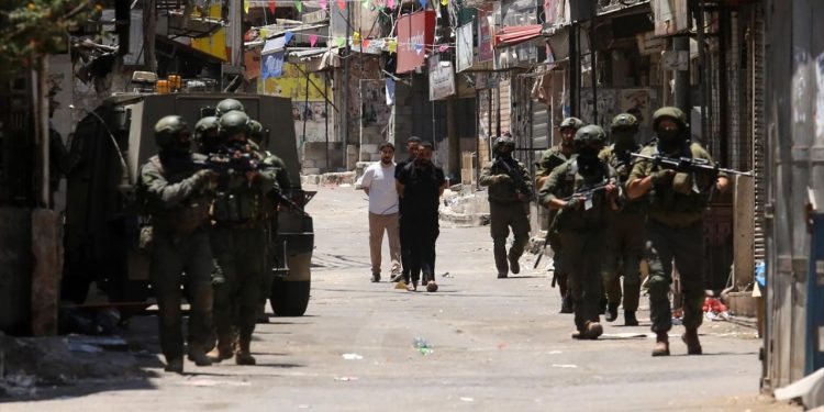 Katil İsrail ordusu Batı Şeria'da 6 kişiyi gözaltına aldı