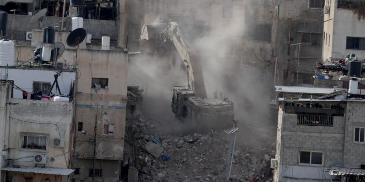 İşgalci İsrail ordusu Batı Şeria'da Filistinlilere ait bir evi ve tarım tesisini yıktı