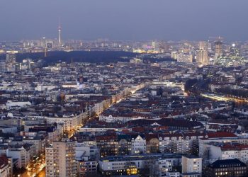 Berlin'de 2 elektrik direğinde çıkan yangın sonucu 50 bin hane ve işyeri elektriksiz kaldı