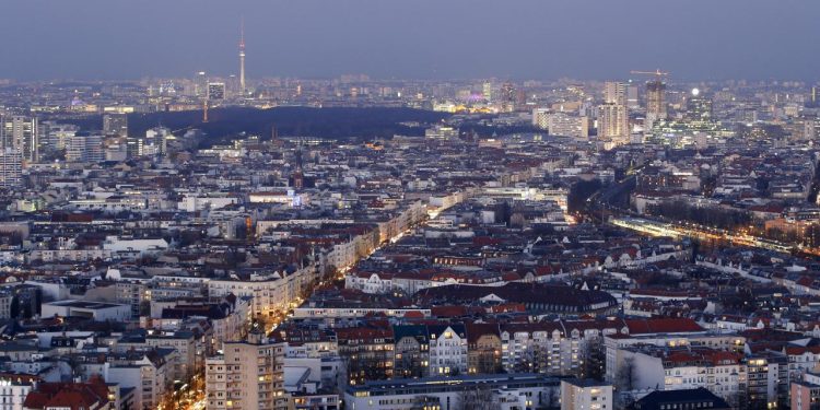 Berlin'de 2 elektrik direğinde çıkan yangın sonucu 50 bin hane ve işyeri elektriksiz kaldı