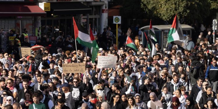 Berlin'de düzenlenen Filistin'e destek yürüyüşüne 100 bini aşkın kişi katıldı