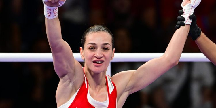 Milli boksör Buse Naz Çakıroğlu dünya ikincisi oldu