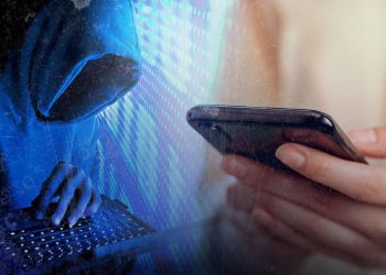 Yaşlı kadın, uzayda mahsur kalmış gibi yapan sahte astronot tarafından dolandırıldı