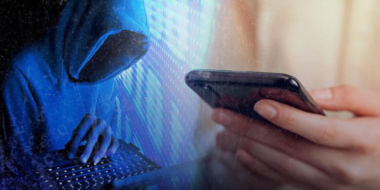 Yaşlı kadın, uzayda mahsur kalmış gibi yapan sahte astronot tarafından dolandırıldı