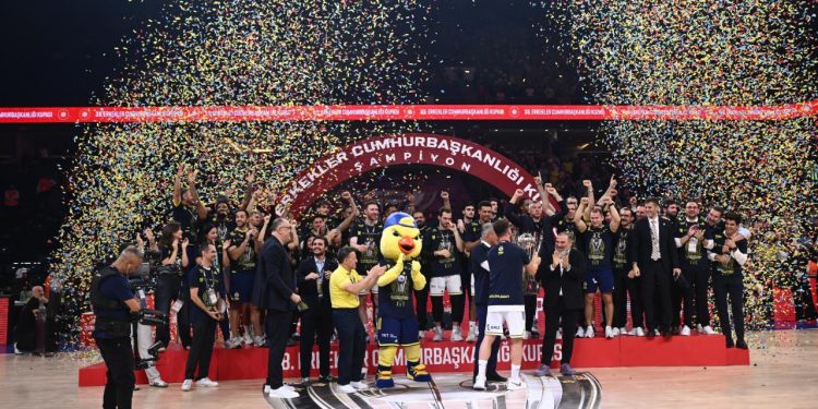 Fenerbahçe Beko, 38. Erkekler Cumhurbaşkanlığı Kupası'nı aldı