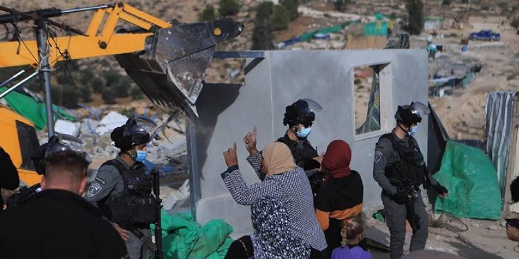 Filistin topraklarını gasbeden İsrailliler, Batı Şeria'da bir Filistinlinin evine el koydu