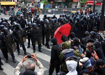 Fransa'da ülke genelindeki eylemlerde yaklaşık 200 kişi gözaltına alındı