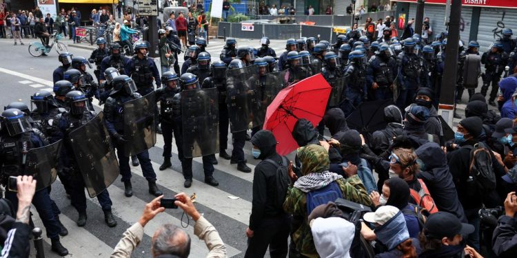 Fransa'da ülke genelindeki eylemlerde yaklaşık 200 kişi gözaltına alındı