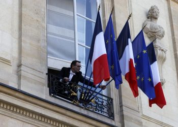 Fransa'da hükümetin düşmesi halinde olası yol haritaları gündemde