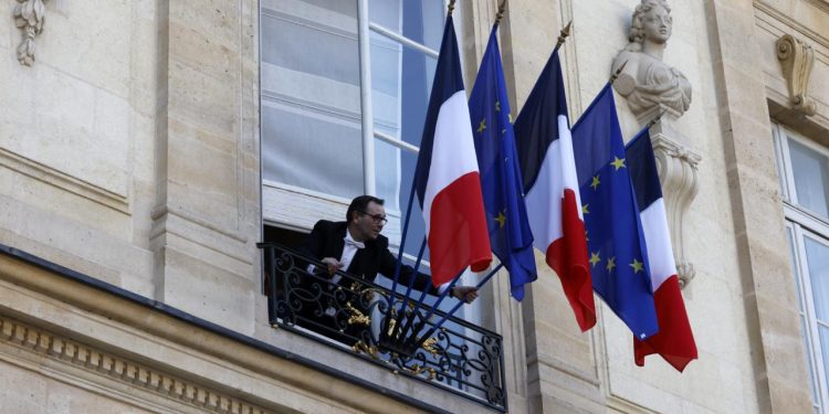Fransa'da hükümetin düşmesi halinde olası yol haritaları gündemde