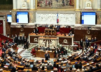 Fransa'da hükümet düştü