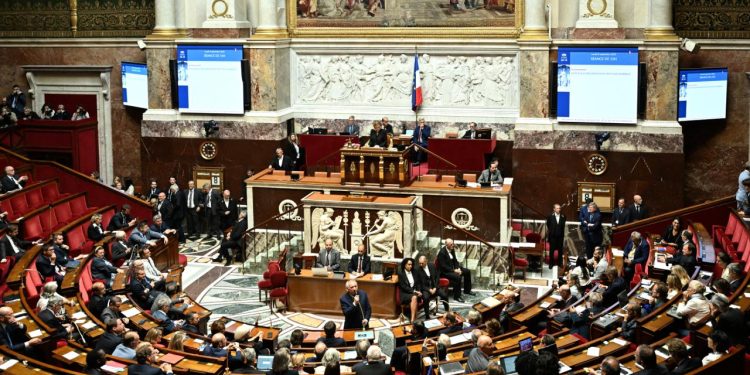 Fransa'da hükümet düştü