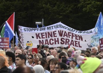 Berlin'de Gazze'de soykırımı durdurun çağrısıyla barış gösterisi yapıldı