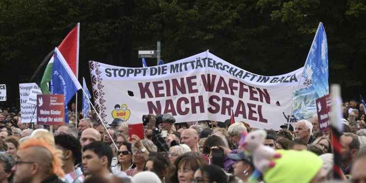 Berlin'de Gazze'de soykırımı durdurun çağrısıyla barış gösterisi yapıldı