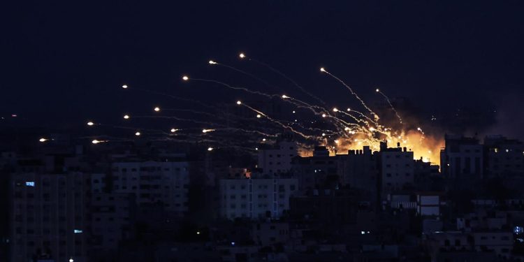 Katil İsrail, Gazze kentinde ana sağlık merkezlerini hedef aldı