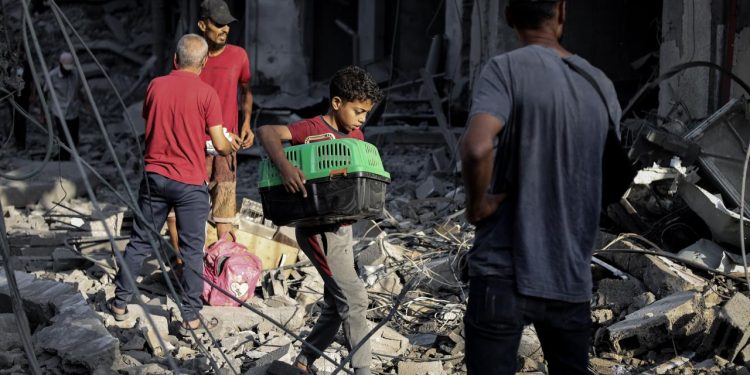 Gazzeliler çöp yığınları arasında yaşam mücadelesi veriyor