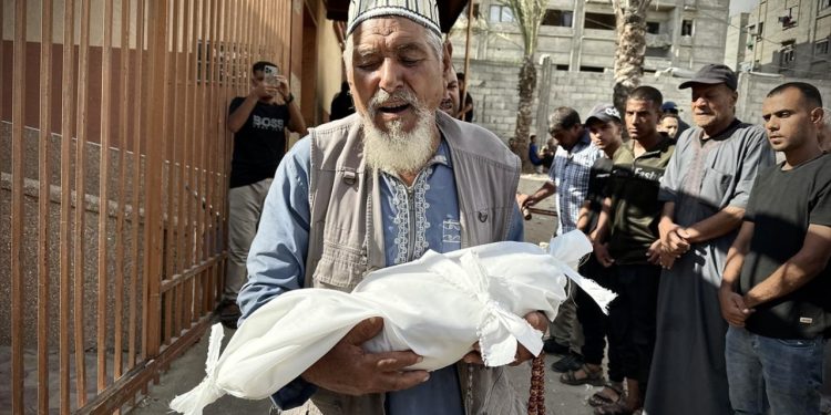 Katil İsrail'in Gazze'ye düzenlediği saldırılarda hayatını kaybedenlerin sayısı 65'e yükseldi