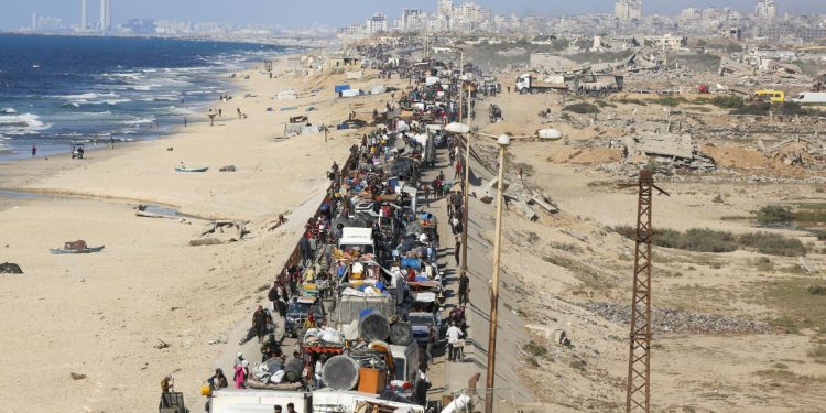 Soykırımcı İsrail'in saldırıları nedeniyle Gazze kentindeki Filistinlilerin zorunlu göçü sürüyor