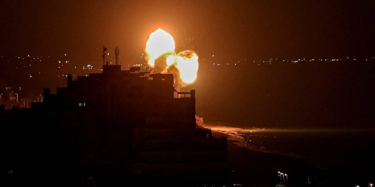 Katil İsrail, hava ve topçu saldırılarıyla 33 Filistinliyi öldürdü