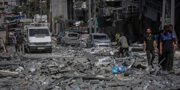 Katil İsrail'in Gazze'ye bugün düzenlediği saldırılarda 49 Filistinli yaşamını yitirdi