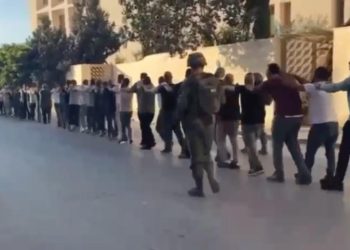 İşgalci İsrail ordusu Batı Şeria'nın Tulkerim kentini kuşatarak onlarca genci gözaltına aldı