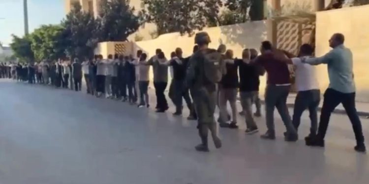 İşgalci İsrail ordusu Batı Şeria'nın Tulkerim kentini kuşatarak onlarca genci gözaltına aldı