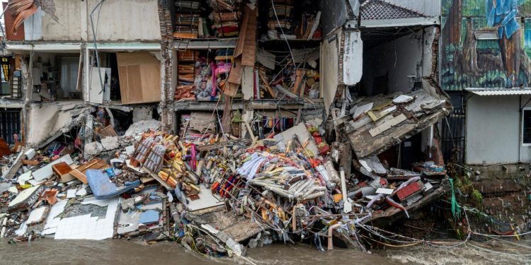 Endonezya'da şiddetli yağışların yol açtığı sel ve heyelanlarda 20 kişi öldü