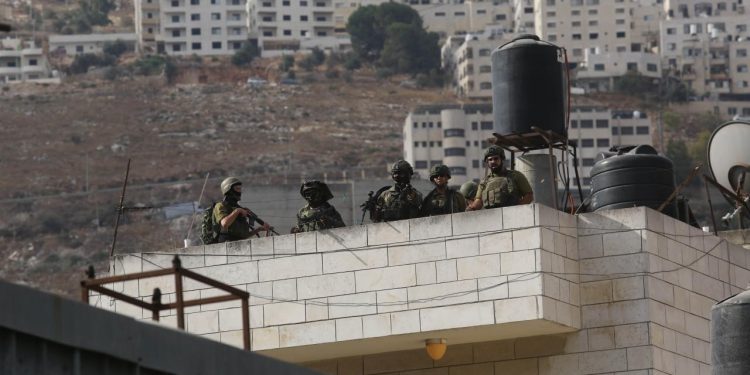 Katil İsrail ordusunun baskınlarında 17 Filistinli yaralandı