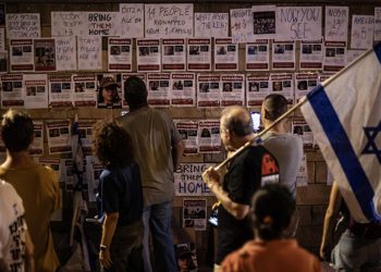 İsrailli esirlerin aileleri, Gazze'deki yakınları için bu gecenin son gece olmasından korkuyor