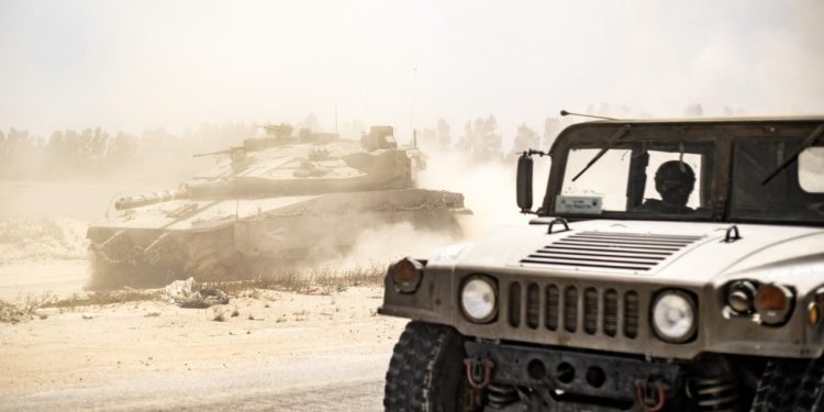 İsrail askeri araçları, Gazze'nin kuzeybatısındaki yeni bölgelerde ilerliyor