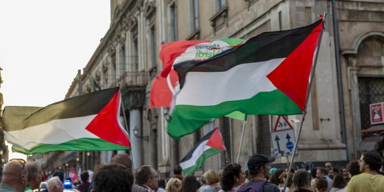 İtalya'da binlerce kişi Küresel Sumud Filosu'na destek için yürüdü