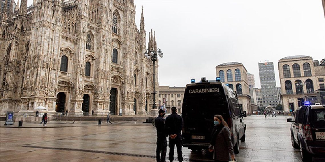 Meydanda futbol oynadılar, ceza ailelere kesildi