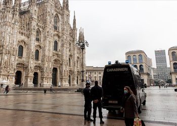 Meydanda futbol oynadılar, ceza ailelere kesildi