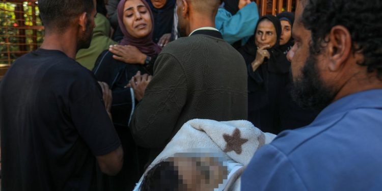 Katil İsrail 7 aylık bebeği annesinin kucağında öldürdü