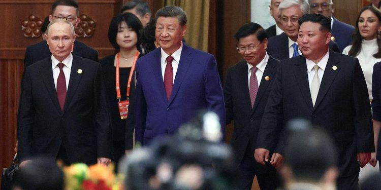 Çin'deki askeri geçit törenine katılan Kim, ilk kez çok taraflı diplomatik bir etkinlikte yer aldı