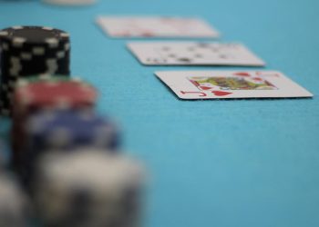 Gemide kumar oynayan adam, borcu ödememek için gemiden atladı