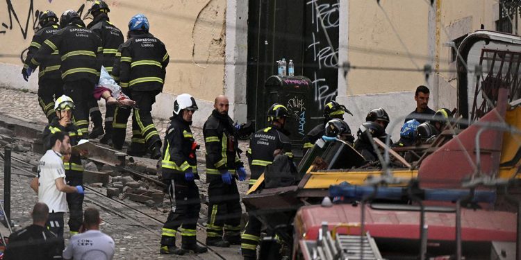 Portekiz'de tramvayın raydan çıktığı kazada 15 kişi öldü, 18 kişi yaralandı