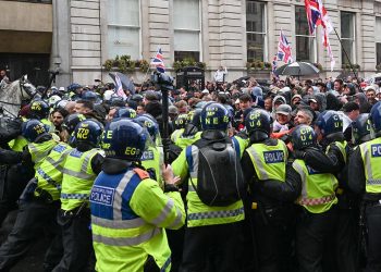 Londrada aşırı sağcıların yürüyüşünde olaylar çıktı: 26 polis yaralı, 25 gözaltı