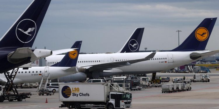 Alman hava yolu şirketi Lufthansa 2030'a kadar 4 bin kişiyi işten çıkaracak
